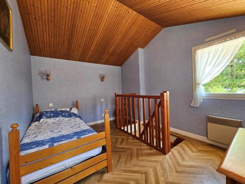 une chambre avec un lit et un plafond en bois dans l'établissement Maison 5 pers. proche plage, forêt, et centre bourg à La Faute-sur-Mer, avec jardin et garage - FR-1-476-68, à La Faute-sur-Mer