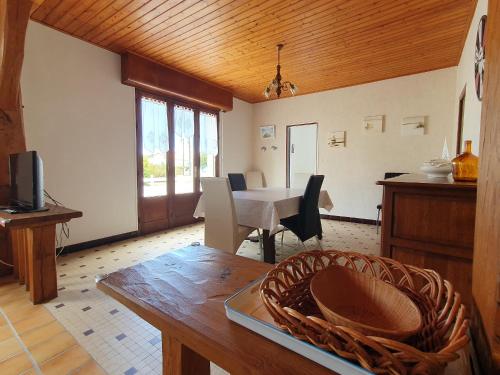 un salon avec une table et une salle à manger dans l'établissement Maison spacieuse proche plage avec véranda et jardin à La Faute-sur-Mer - FR-1-476-204, à La Faute-sur-Mer
