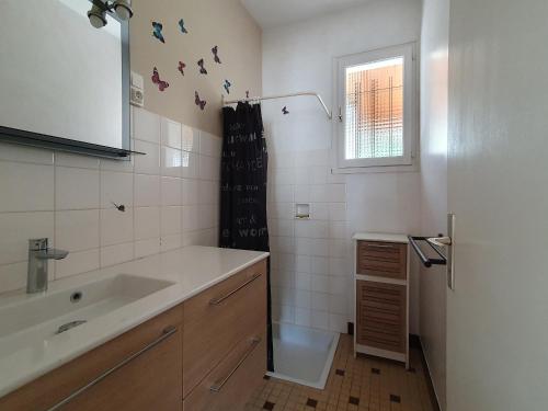 a bathroom with a sink and a shower at Maison spacieuse 6 pers. près plage avec jardin - FR-1-476-204 in La Faute-sur-Mer