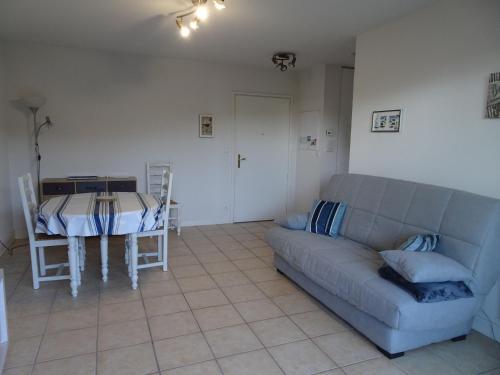 un salon avec un canapé et une table dans l'établissement Charmant T2 Triangle d'Or Capbreton avec Parking - FR-1-239-1100, à Capbreton