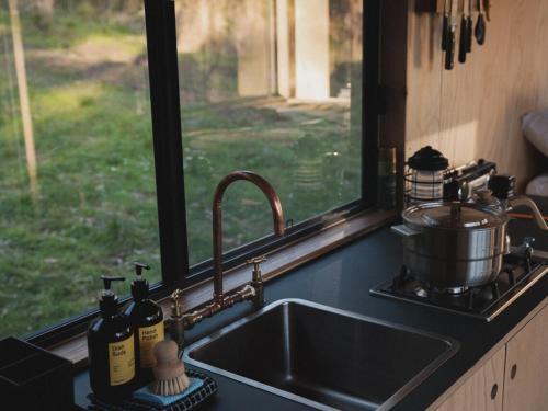 Køkken eller tekøkken på Off-Grid Cabin in the Hunter Valley - Hazel