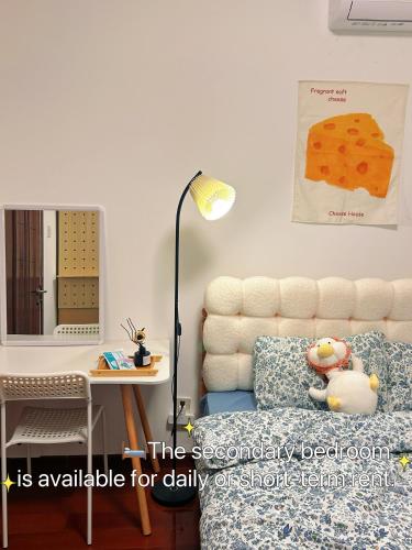 Katil atau katil-katil dalam bilik di Lizi Boutique Guesthouse and Family Apartment-Nearby Tiananmen square-5mins walk to subway-Easy for taste Chinese food