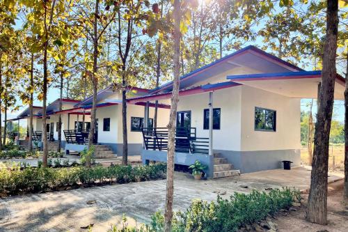 a small house with a lot of trees at Banromsak resort - บ้านร่มสักรีสอร์ต in Ban Dok Kham Tai (1)