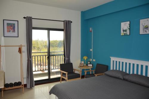 a bedroom with a bed and a balcony at Kinmen Fujian Homestay in Tung-chou
