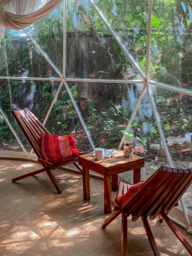 a room with two chairs and a table and a window at Ku kuk Glamping in Chemuyil