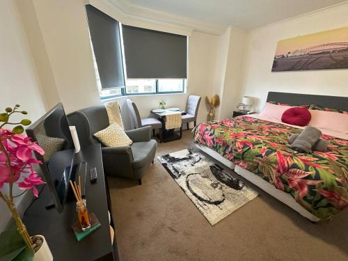 een slaapkamer met een bed en een woonkamer bij Super comfortable quiet room in Sydney