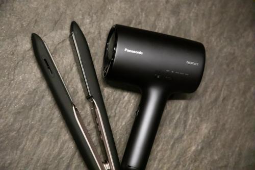 two stapler and a black camera on a table at 町家旅館 航 HOTEL watari in Onomichi
