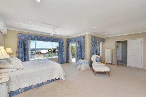 Una cama o camas en una habitación de The Sea Serenade
