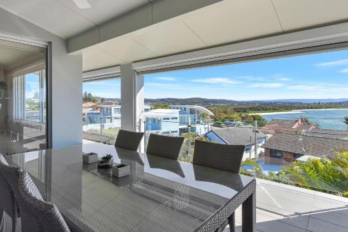 a dining room with a view of the ocean at The Sea Serenade in Blacksmiths