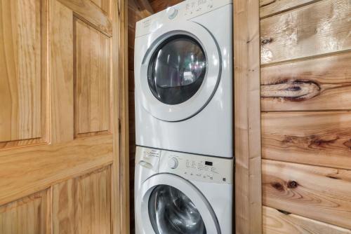 Woodland Ridge - Private 3 Bedrooms with Hot Tub photo 10