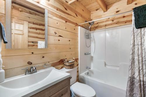 ein Badezimmer mit einem weißen Waschbecken und einer Toilette in der Unterkunft Woodland Ridge - Private 3 Bedrooms with Hot Tub in Sevierville