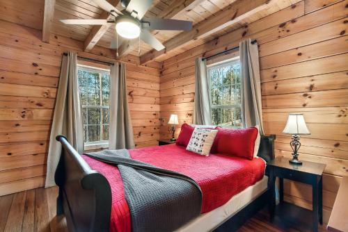 1 Schlafzimmer mit einem roten Bett und 2 Fenstern in der Unterkunft Woodland Ridge - Private 3 Bedrooms with Hot Tub in Sevierville