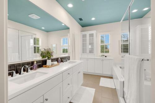 une salle de bain avec deux lavabos et un plafond bleu dans l'établissement Grand Luxury 4BD Estate in Irvine, à Irvine