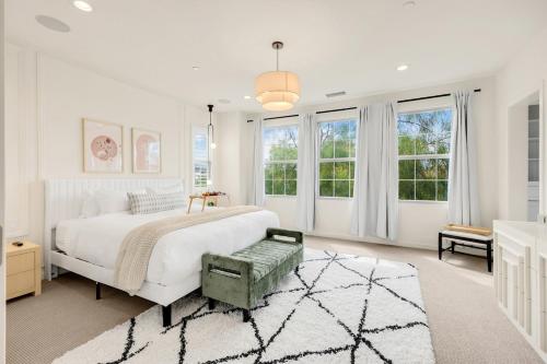 - une chambre blanche avec un grand lit et des fenêtres dans l'établissement Grand Luxury 4BD Estate in Irvine, à Irvine