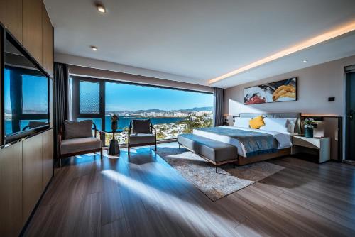 Un dormitorio con una cama y una ventana grande. en Dali Shushanju Seaview Holiday Villa, en Dali