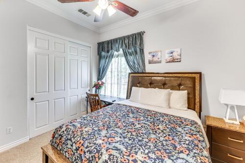 ein Schlafzimmer mit einem Bett und einem Fenster in der Unterkunft Upscale Triplex with Pool Access in Riverside! in Riverside