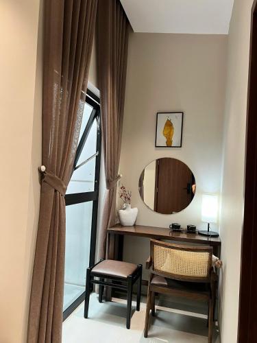 a room with a mirror and a table and a chair at Ladyfit House in Thôn Trường Giang