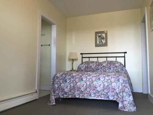 Llit o llits en una habitació de Admiral's Quay Motel & Suites