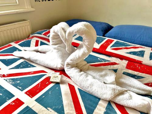 a couple of towels are laying on a bed at Saint James Backpackers in London