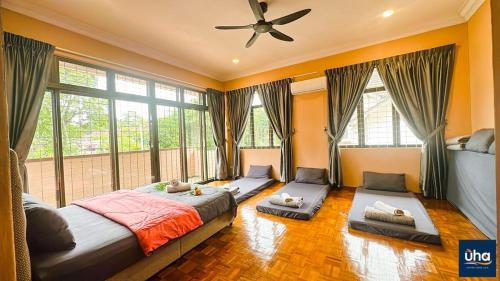 ジョホールバルにあるTaman Iskandar at Bukit Pelangi By UHAのベッドが2つと大きな窓がある寝室