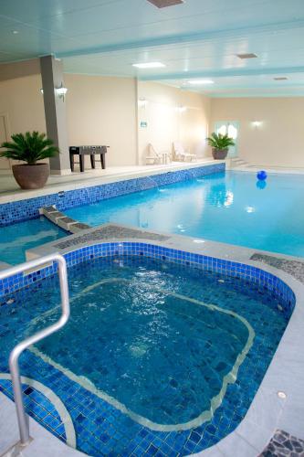 a large swimming pool in a hotel room at Parklands Resort Mudgee in Mudgee
