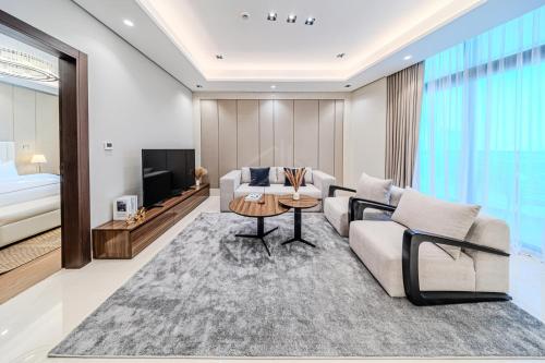 Spacious & Elegant 1BD, for 2 in Nobles tower