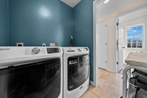 a laundry room with a washer and dryer at Spacious 6 BR Villa - Serene Scenic Mountain Escape in Bloomingburg