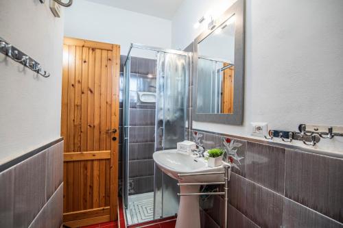 Koupelna v ubytování Coral House with Shared Pool and Sea View