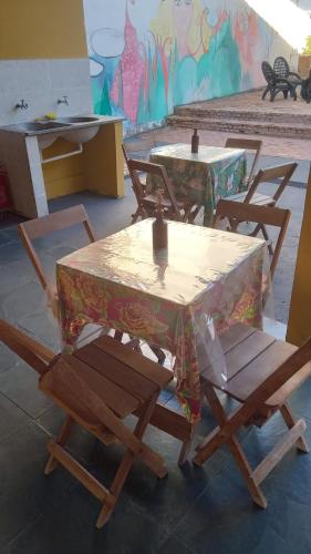 Un lugar para sentarse en Casarao hostel dormitorio