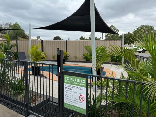 Πισίνα στο ή κοντά στο Raintree Motel Biloela