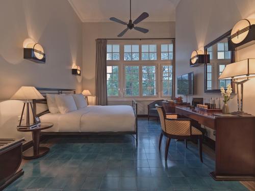 Katil atau katil-katil dalam bilik di Azerai La Residence, Hue