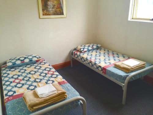 Tempat tidur dalam kamar di Hay Street Traveller's Inn