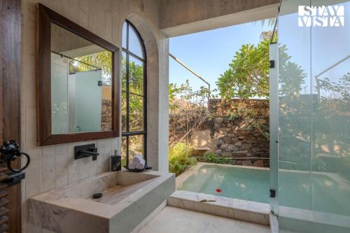 Ένα μπάνιο στο StayVista at Vanya Veda with Bathtub, Pool & Lawn