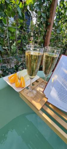 two glasses of champagne and oranges on a cutting board at Artisan Hideaway Bed and Breakfast in Breezand