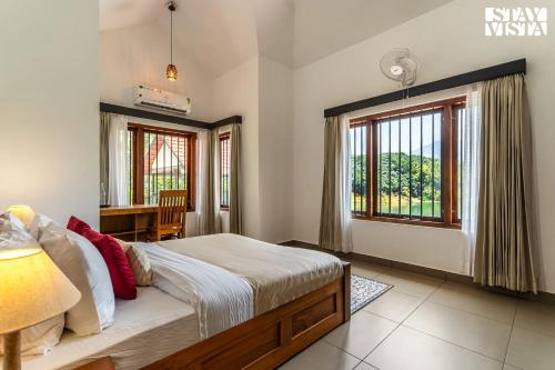 Ένα ή περισσότερα κρεβάτια σε δωμάτιο στο StayVista at Lagoons Villa with Lawn, Pool, WiFi