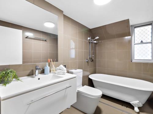 un bagno con vasca, WC e lavandino di Cotton Tree Beach Front 3 Bedroom Townhouse a Maroochydore