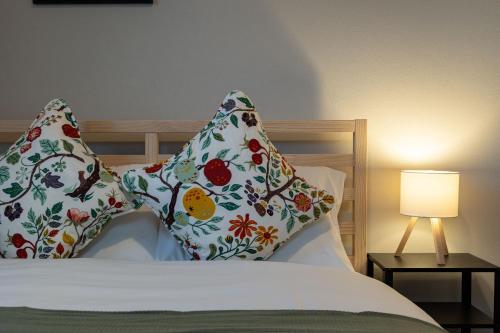 a bedroom with a bed with pillows and a lamp at Villa Gotemba Fuji in Gotemba