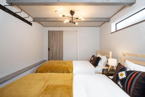 a bedroom with two beds and a window at Villa Gotemba Fuji in Gotemba