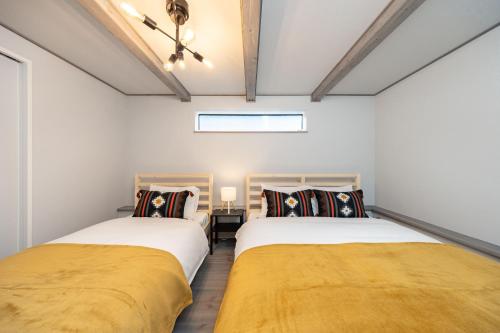 two beds sitting next to each other in a room at Villa Gotemba Fuji in Gotemba
