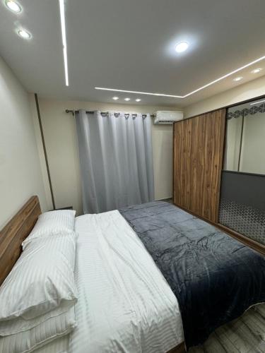 Ένα ή περισσότερα κρεβάτια σε δωμάτιο στο Luxury 1Bed Close To Cairo Airport With Fast WiFi