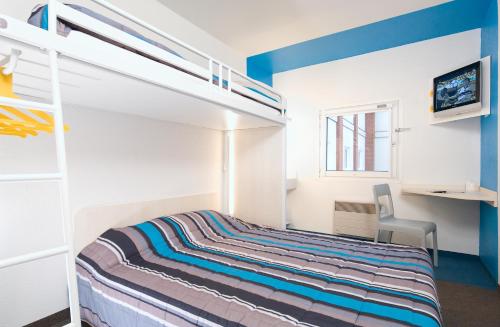 ENZO HOTELS 1er PRIX CHARLEVILLE tesisinde bir odada yatak veya yataklar