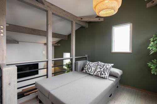 a bed in a room with a green wall at Villa Gotemba Fuji in Gotemba
