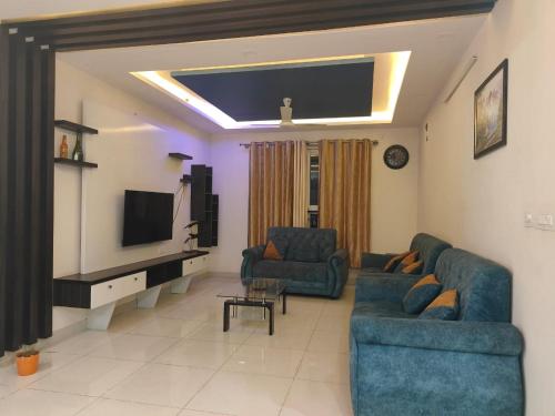 Una televisión o centro de entretenimiento en Luxury 3BHK in KR Puram Stunning Views on 15 Floor, Pool & Private Garden