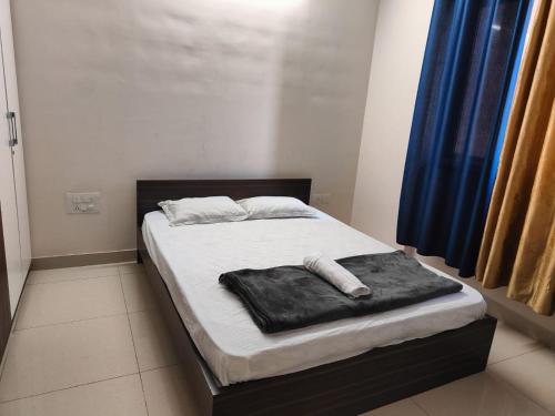 Cama o camas de una habitación en Luxury 3BHK in KR Puram Stunning Views on 15 Floor, Pool & Private Garden