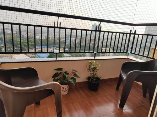 Un balcón o terraza de Luxury 3BHK in KR Puram Stunning Views on 15 Floor, Pool & Private Garden