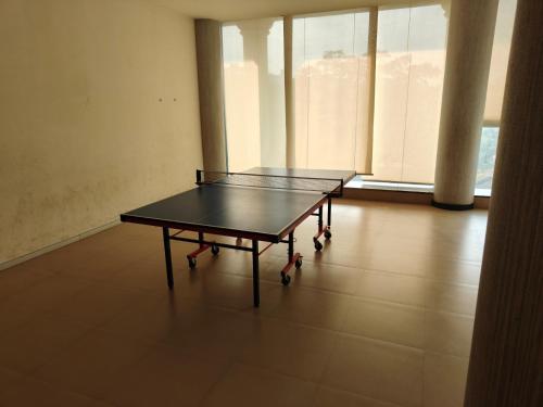 Instalaciones para jugar al ping pong en Luxury 3BHK in KR Puram Stunning Views on 15 Floor, Pool & Private Garden o alrededores
