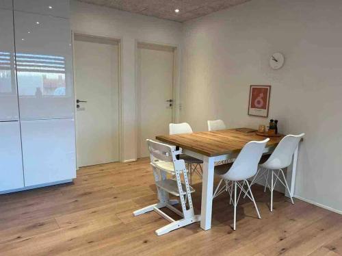 Imagen de la galería de Cozy Ocean View Apartment in Hoyvk, Faroe Islands, en Hoyvík