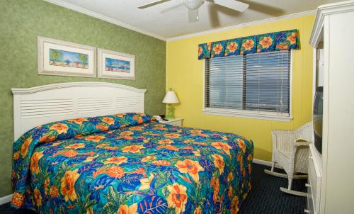 Tempat tidur dalam kamar di Ocean Forest Colony by Capital Vacations
