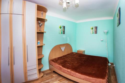 ノヴォシビルスクにあるNSK-Kvartirka, apartment Marksa 10の青い壁のベッドルーム1室(ベッド1台付)