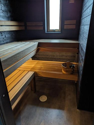a small room with two wooden benches and a window at Villavemdalen in Vemdalen